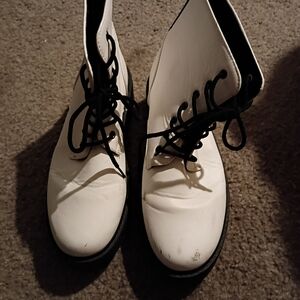 Stylish White Lace-Up Women's Boots